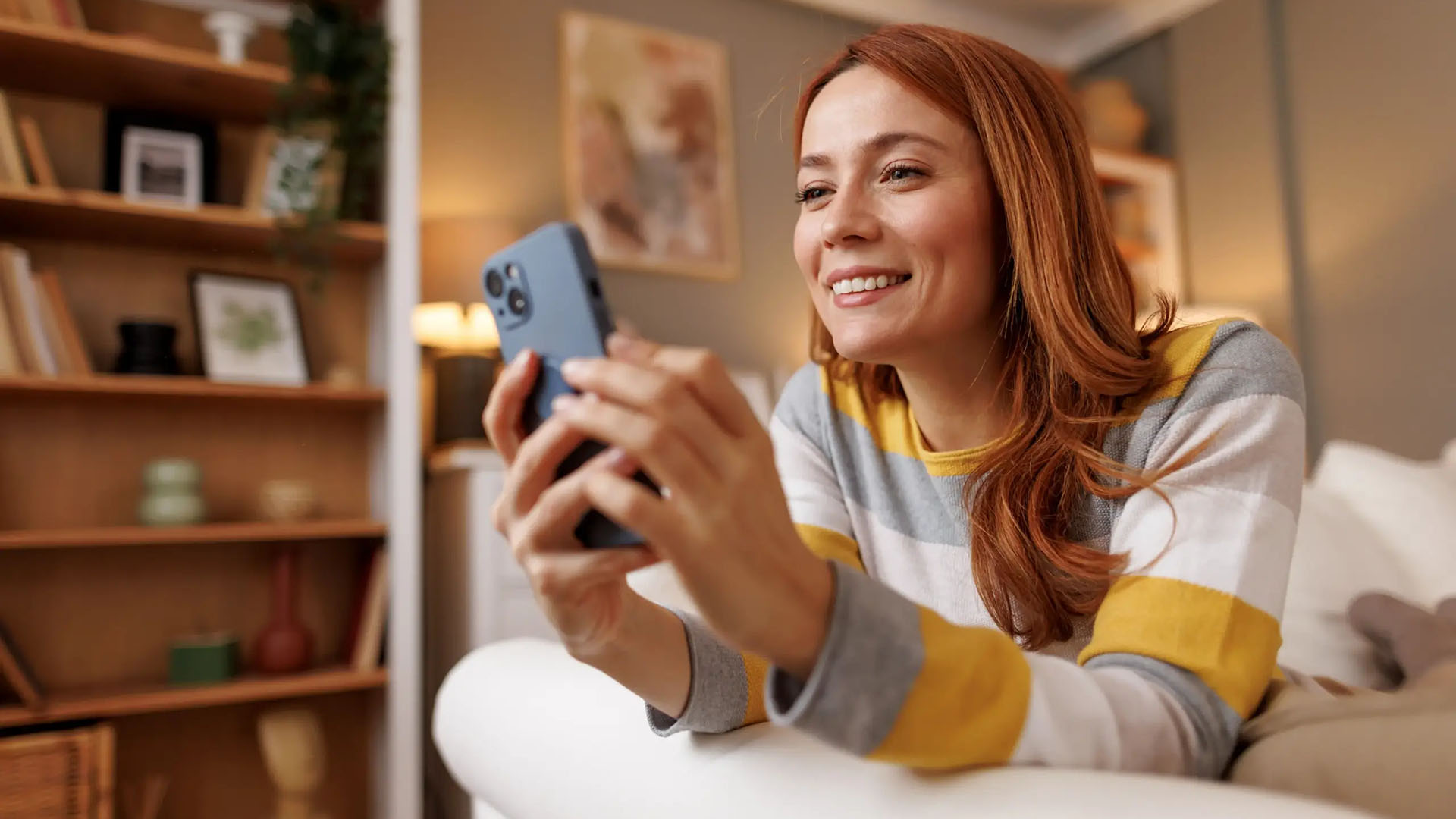 Interior eines stilvoll eingerichteten Zimmers in dem die Sonne durch das Fenster scheint.