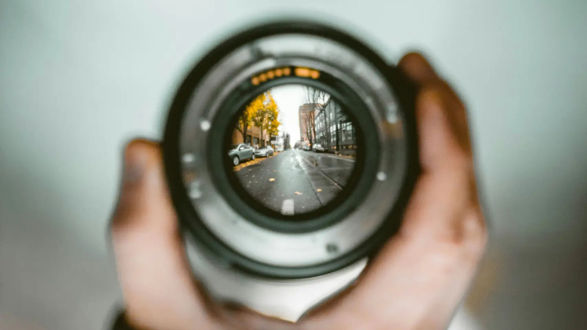 Blick auf ein Mietshaus mit großer Glasfassade und Balkons.