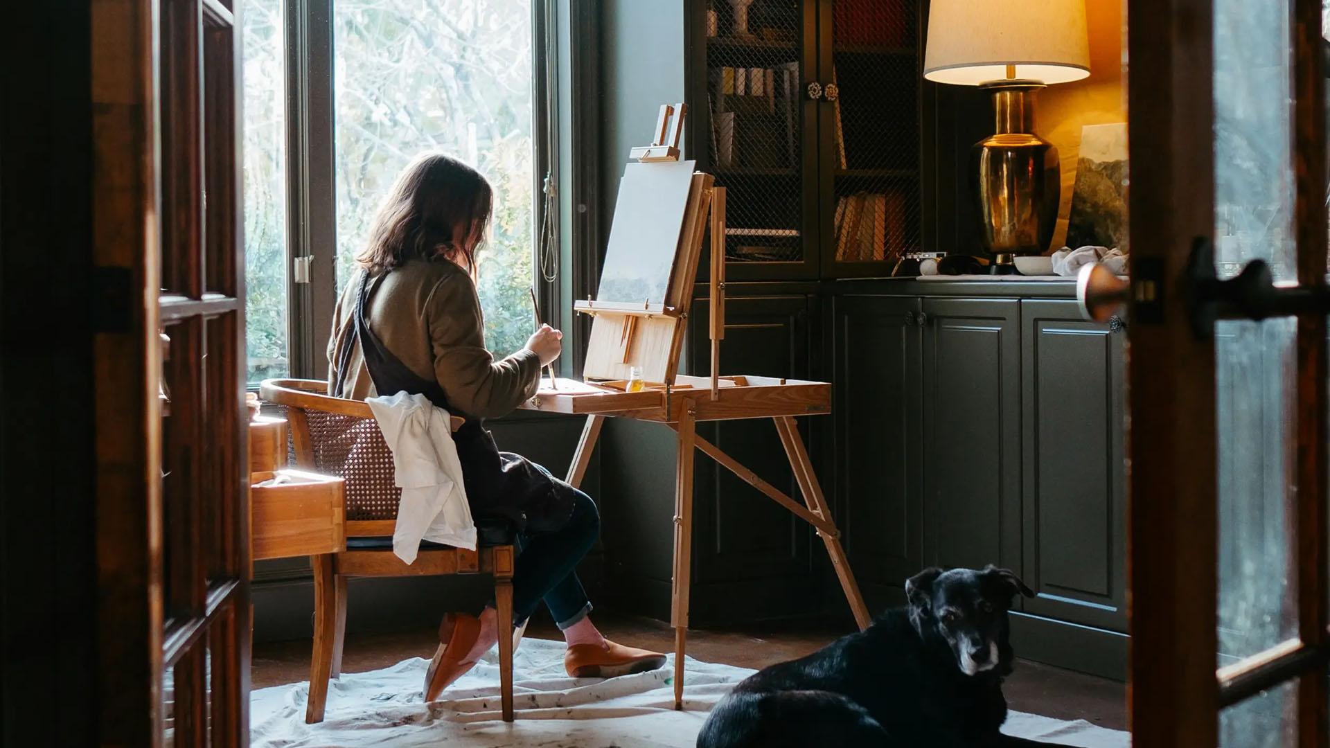 Interior eines stilvoll eingerichteten Zimmers in dem die Sonne durch das Fenster scheint.